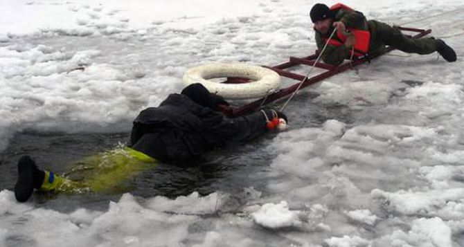 Спасатели предупреждают харьковчан о возможных рисках при катании на льду