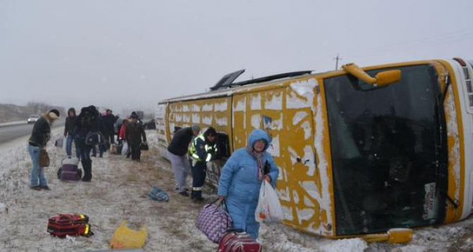 Под Харьковом перевернулся автобус из Луганска