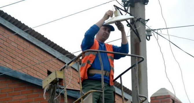 В Луганске продолжают ремонтировать линии электропередач