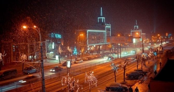 В Луганске монтируют праздничную иллюминацию