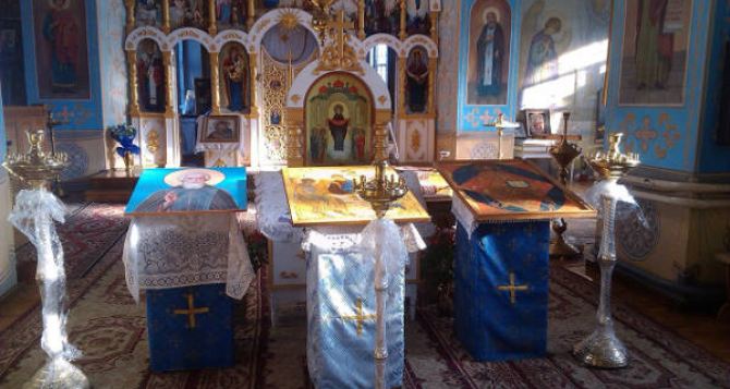 В пострадавшую от боевых действий Новосветловку привезли гуманитарку для храма и больницы