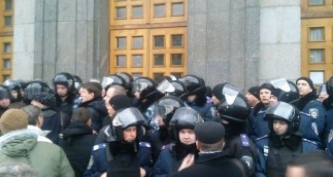 Сессия Харьковского горсовета. Активисты пытались попасть внутрь, в мэрию свезли мешки с песком