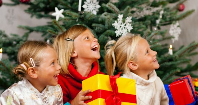 «Краснодонуголь» помог приобрести новогодние подарки для детей и установить городскую елку
