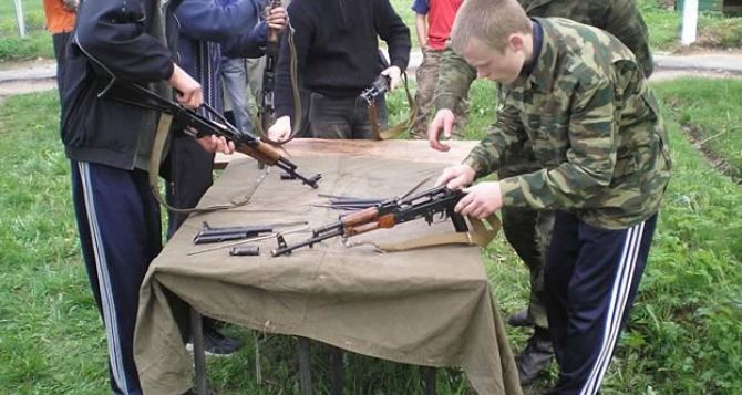 В ДНР школьников будут учить ходить строем, стрелять, собирать и разбирать оружие