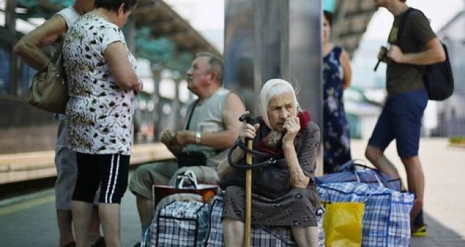 В Украине уже более 800 тысяч зарегистрированных переселенцев. — Яценюк