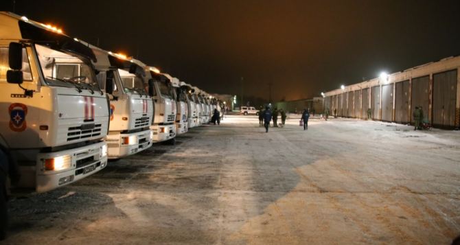 Колонна с российской гуманитаркой для Донецка и Луганска проходит таможенный досмотр
