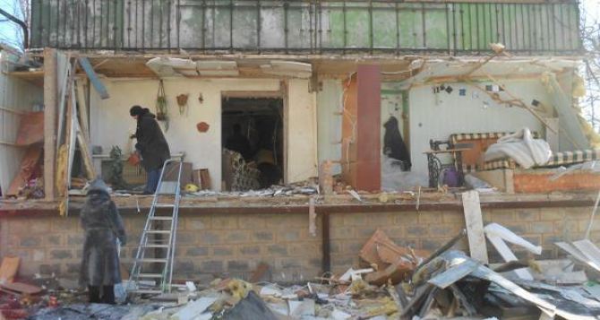 В Донецке снаряд попал в жилой дом. Погибла семья. — Местные жители (фото)