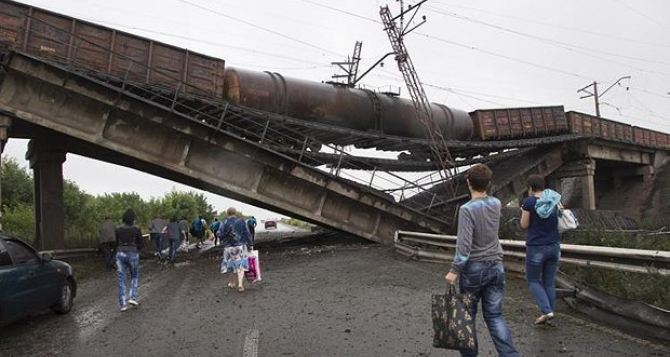 Рядом со взорванным мостом в Мариуполе железнодорожники строят обход