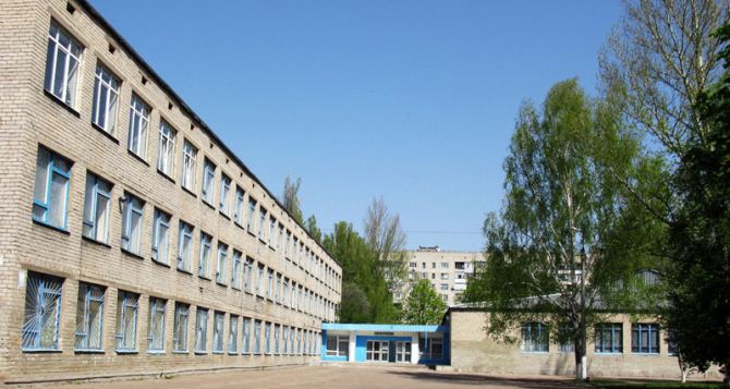 Как вести себя при артобстреле в школе: памятки, которые раздают в Донецкой области (фото)