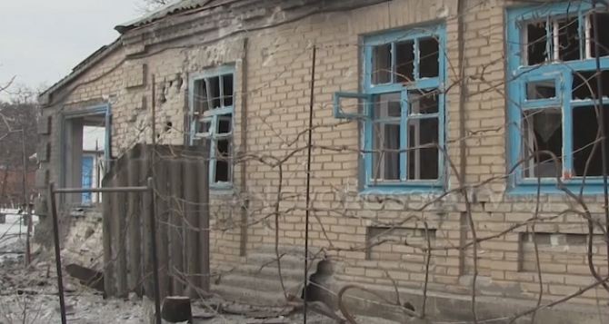 В Донецке снаряды попали в жилые дома, легковой автомобиль и газовую трубу  (адреса)