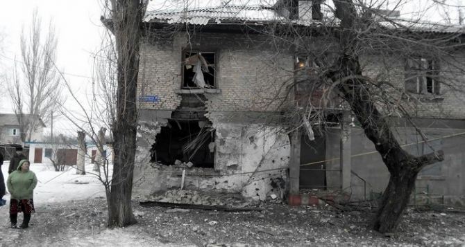 Последствия обстрела Первомайска в Луганской области (фото)