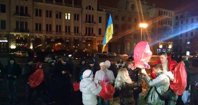 Над Харьковом взлетели небесные фонарики в память о погибших под Волновахой