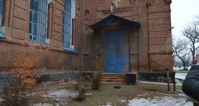 Последствия обстрела в Трехизбенке: пострадала православная церковь (фото)