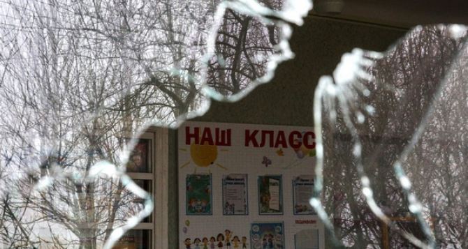 В самопровозглашенной ДНР за три дня от обстрелов пострадали 13 школ и 9 детсадов