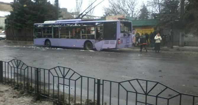 Последствия обстрела троллейбуса и остановки в Донецке (фото)