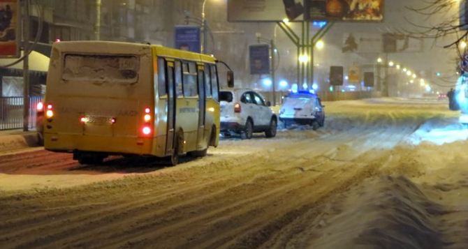 Общественный транспорт Луганска работает до 19:00. Ездить позже нет необходимости