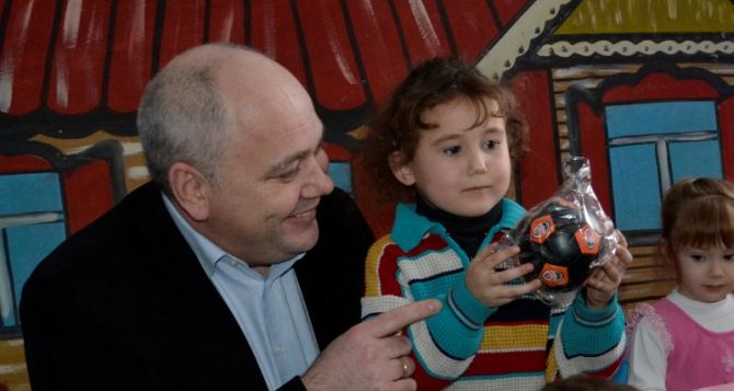 Краснодонские школьники получили подарки от Гуманитарного штаба Рината Ахметова