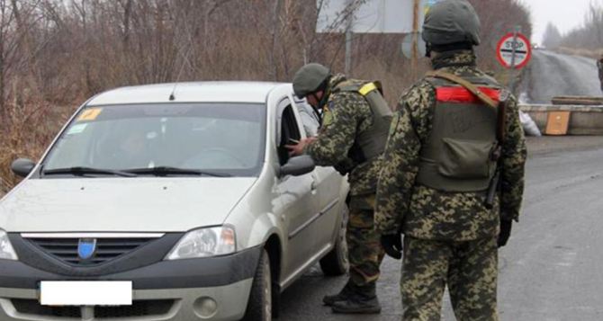 Мужчины из Луганской области выехать без справки из военкомата не смогут. — ЛОГА