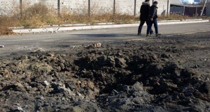 Станица Луганская под «Градами»: повреждены жилые дома, ранена бабушка