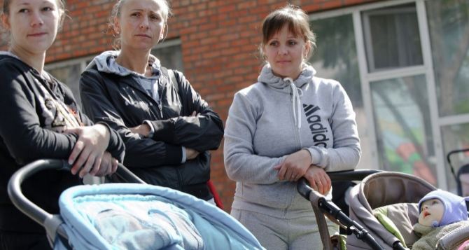 Жителей Красного Яра, Стаханова и Славяносербского района эвакуировали в общежития вуза в Луганске