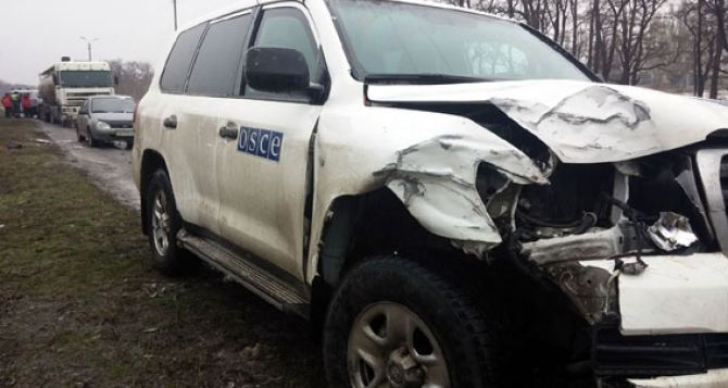 В Донецкой области в ДТП попал автомобиль миссии ОБСЕ (фото)
