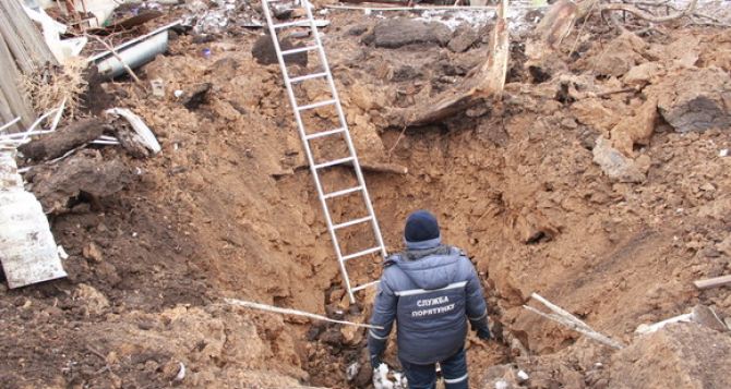 Последствия обстрела Луганска: пиротехники убрали боеприпасы с улиц города (фото, видео)