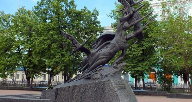 В Луганске приводят в порядок памятники, посвященные Великой Отечественной войне