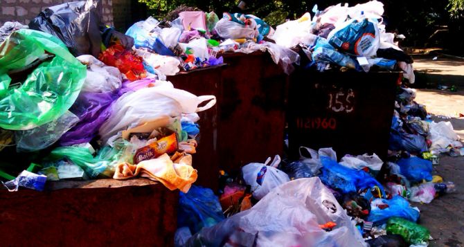 В Луганске из-за экономической блокады возникли проблемы с уборкой мусора. — Коммунальщики