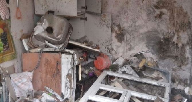 В Донецке снаряд попал в жилой дом, где находились дети. — Местные жители (фото)