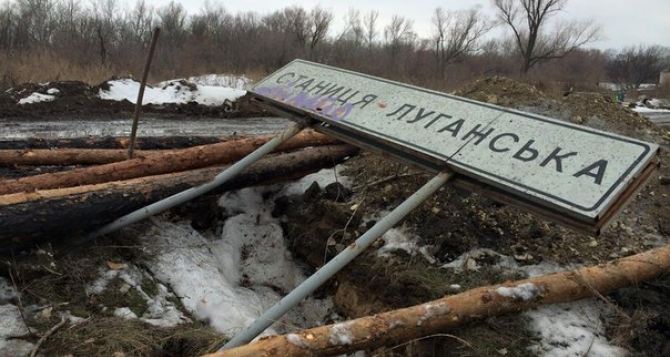 Последствия обстрела Станицы Луганской: повреждены пути, депо и тепловоз