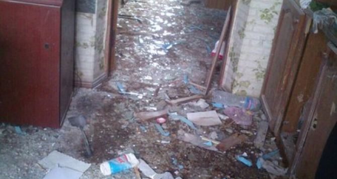 В Донецке снаряд залетел в кухню жилого дома. Есть жертвы (фото)