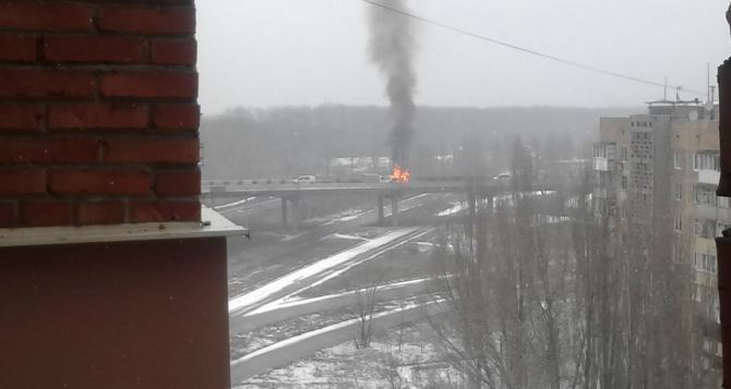 Последствия обстрела моста в Донецке (фото)
