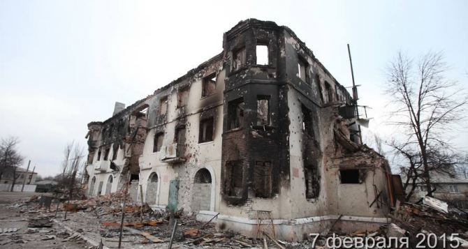 Углегорск в огне: после боевых действий множество домов в городе разрушены (фото)