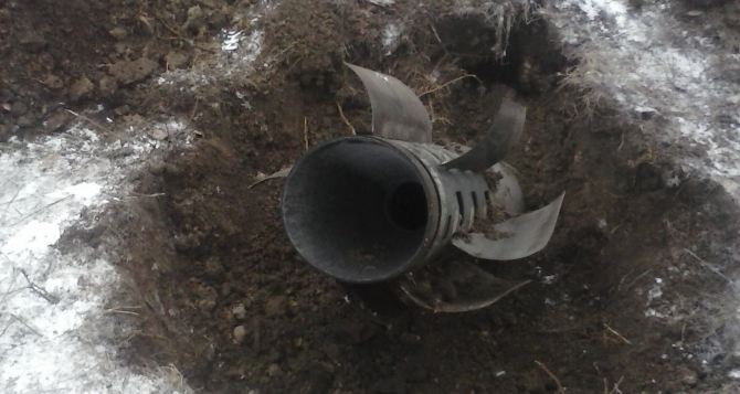 Последствия обстрела Луганска: снаряд прилетел на детскую площадку (фото)