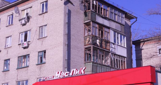Последствия обстрела квартала 50 лет Октября в Луганске (фото)