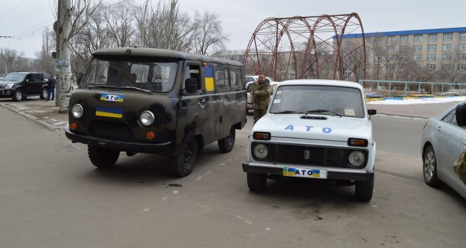 Волонтеры передали для военных в Луганскую область два автомобиля (фото)