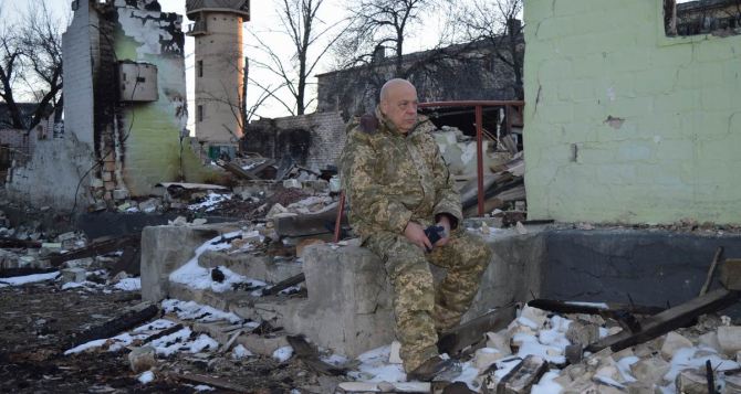 В разрушенной Новотошковке в Луганской области все еще остаются дети (фото)