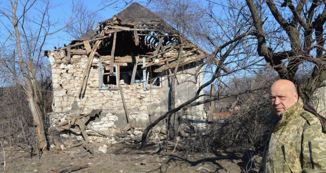 В пострадавшее от боевых действий Крымское в Луганской области возвращаются люди (фото)