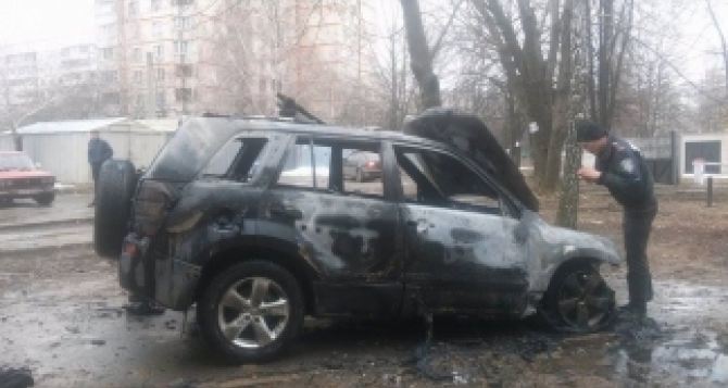 В Харькове под зданием суда сгорела машина (фото)