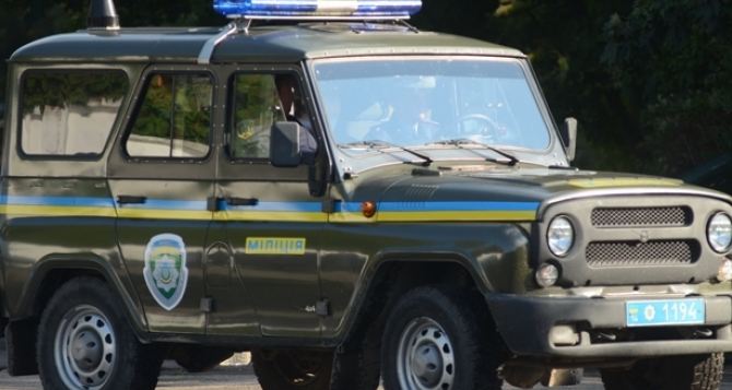 В Станице Луганской из автоматов расстреляли милицейскую машину