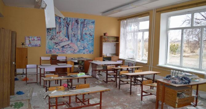 Учебный год в одном из сел Луганской области не начнется. Из-за обстрелов разрушена школа (фото)