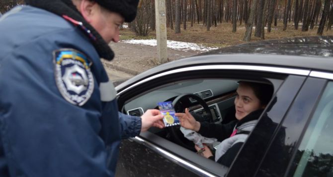 С цветами и жезлом.  Харьковские гаишники поздравили  женщин-водителей  с 8 марта