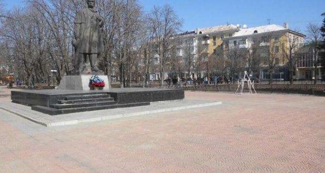 В Луганске возложили цветы к памятнику украинскому поэту Тарасу Шевченко (фото)