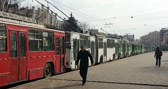 Проезд в троллейбусе и трамвае  Харькова может подорожать на 50 копеек