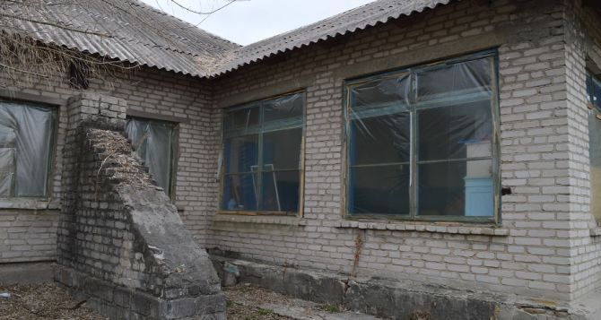 В Станично-Луганском районе обстрелами разрушен 21 объект социальной сферы (фото)