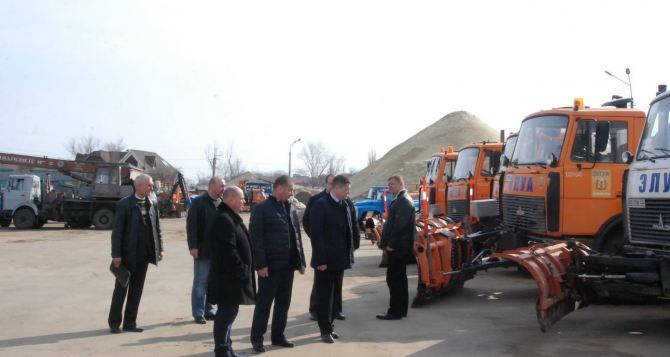 Коммунальщики наводят порядок на улицах Луганска