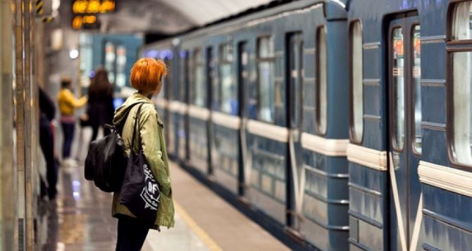 Более 10 тысяч студентов Харькова получили карточки на льготный проезд в метро