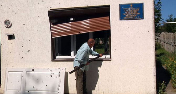 В Луганске восстанавливают интернат для людей преклонного возраста, попавший под обстрел