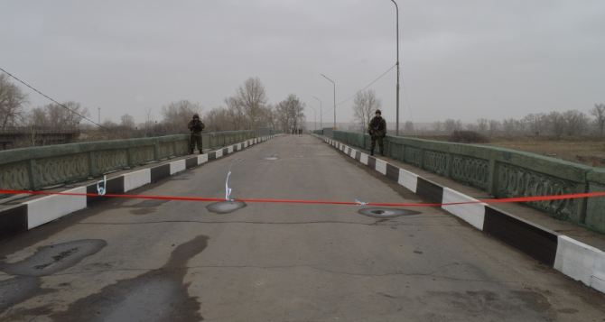 В Луганской области восстановили мост: государство не выделило на ремонт ни копейки