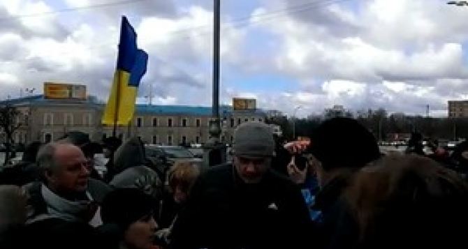 В Харькове перед зданием администрации пикет перерастает в потасовку